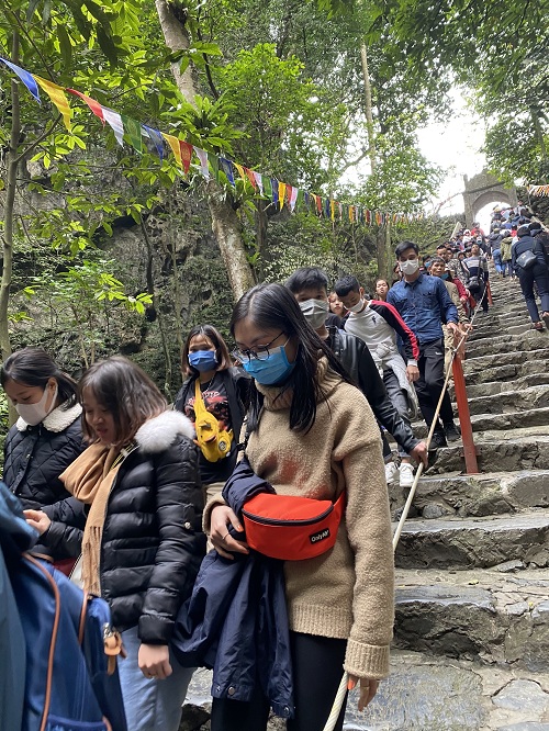 Du khách tham quan chùa Hương